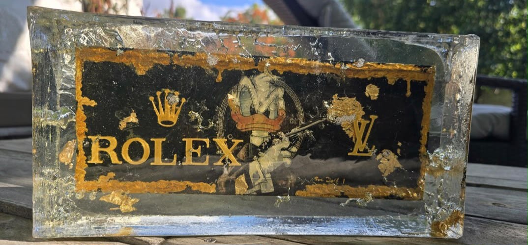 escultura decorativa de resina epoxi transparente con detalles dorados 