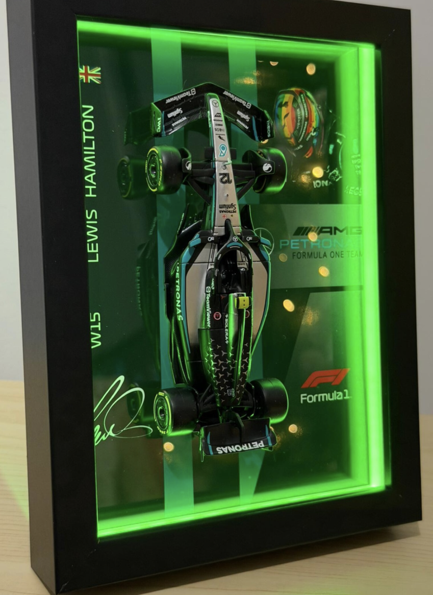 Cuadro 3D de Lewis Hamilton Fórmula 1 con miniatura de monoplaza negro y turquesa
