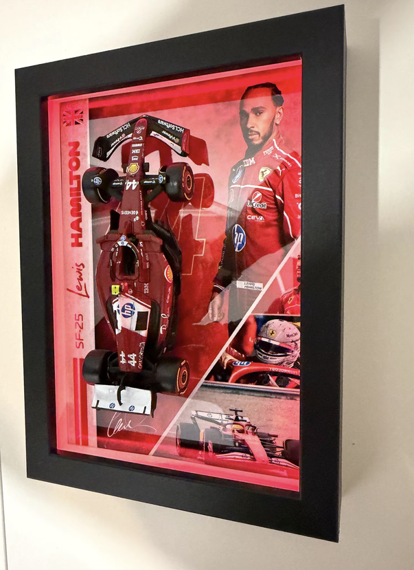 Cuadro decorativo 3D de Fórmula 1 con monoplaza Ferrari SF-25 y Lewis Hamilton en marco negro