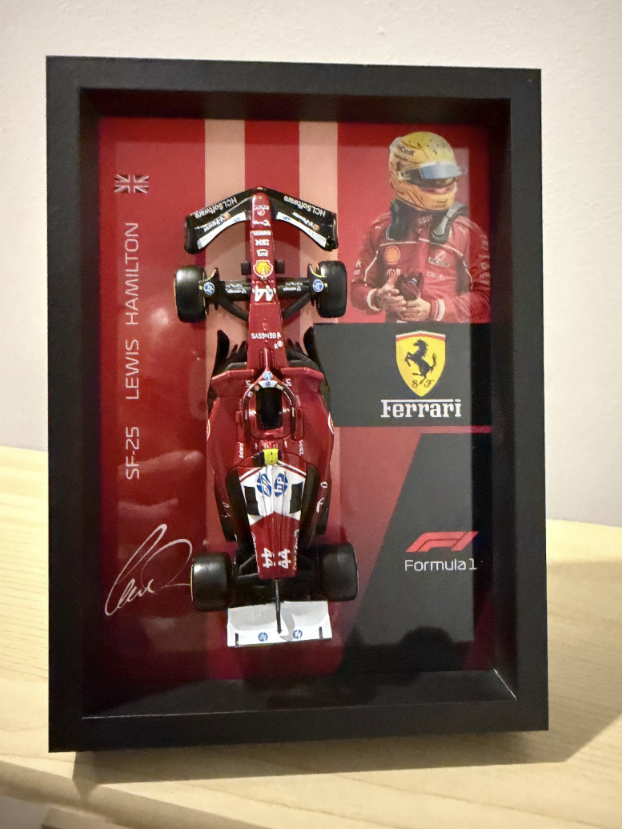 Cuadro 3D F1 Ferrari SF-25 | Lewis Hamilton — vista 2