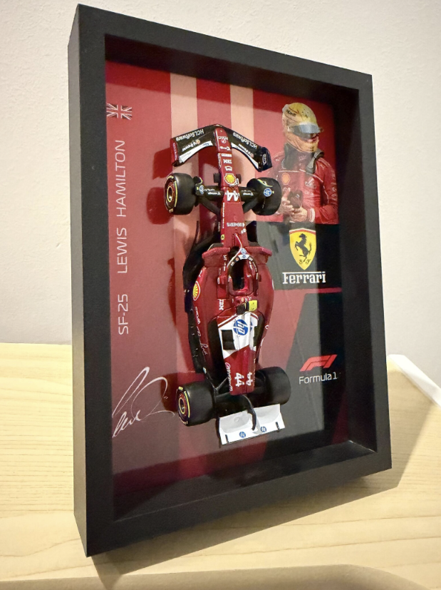 Cuadro 3D F1 Ferrari SF-25 | Lewis Hamilton — vista 4
