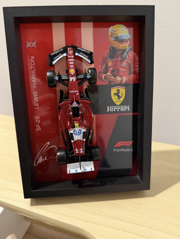 Cuadro 3D F1 Ferrari SF-25 | Lewis Hamilton — vista 5