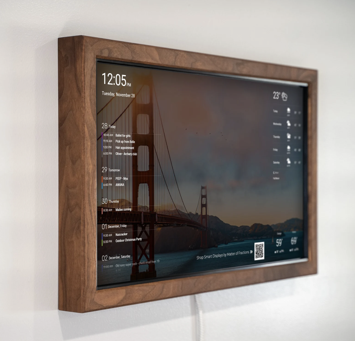Pantalla digital inteligente con marco de madera colgada en pared horizontalmente