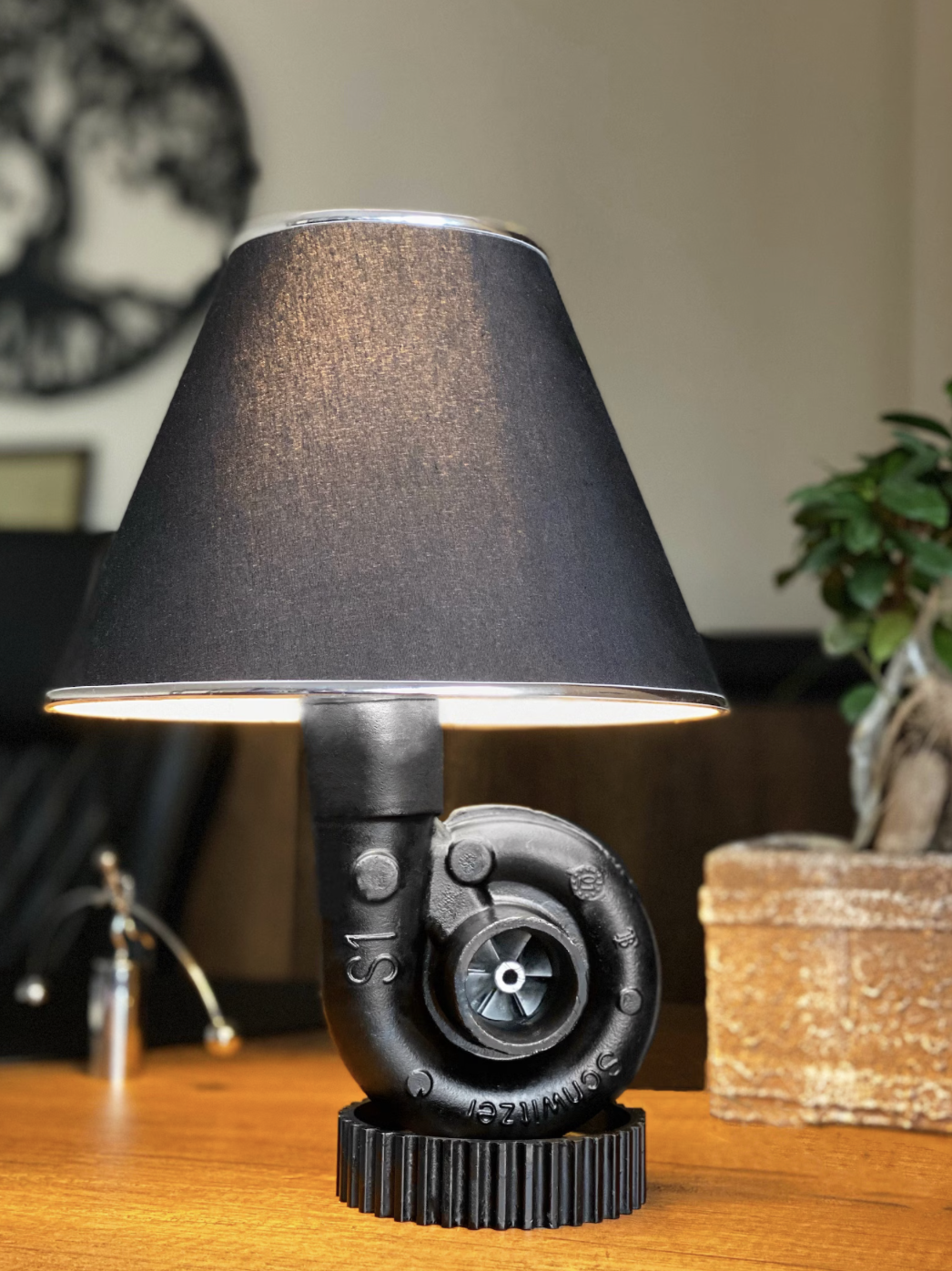 Lámpara de mesa fabricada con turbocompresor de motor reciclad