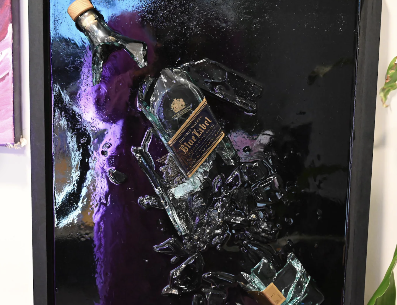 Cuadro 3D de botella rota Johnnie Walker Blue Label sobre fondo negro