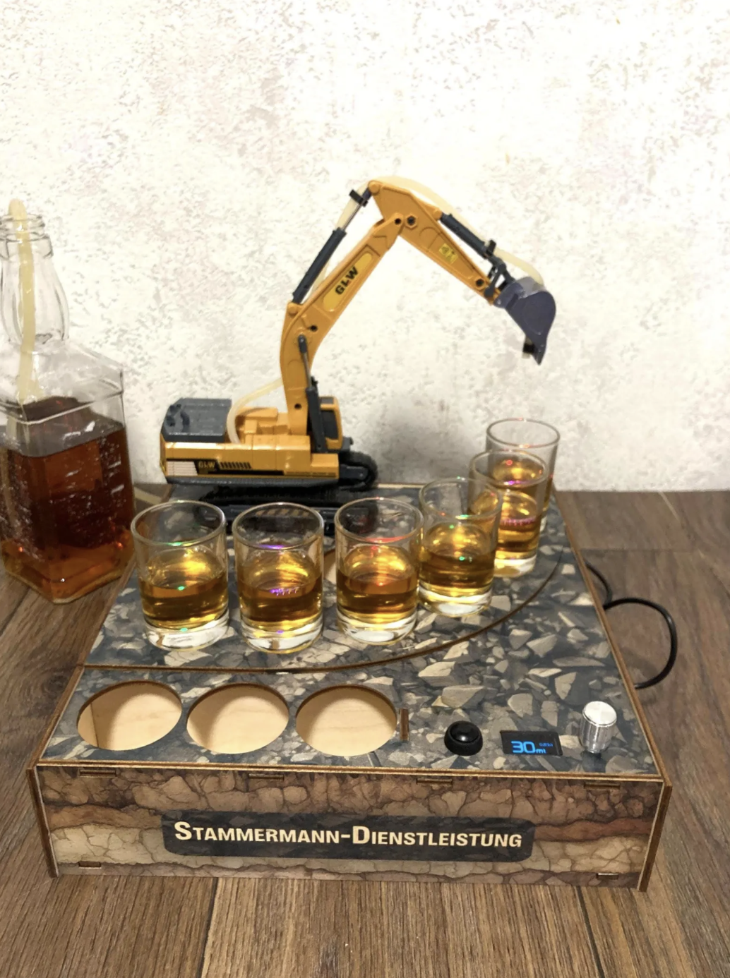 Dispensador de whisky con forma de excavadora y luces LED