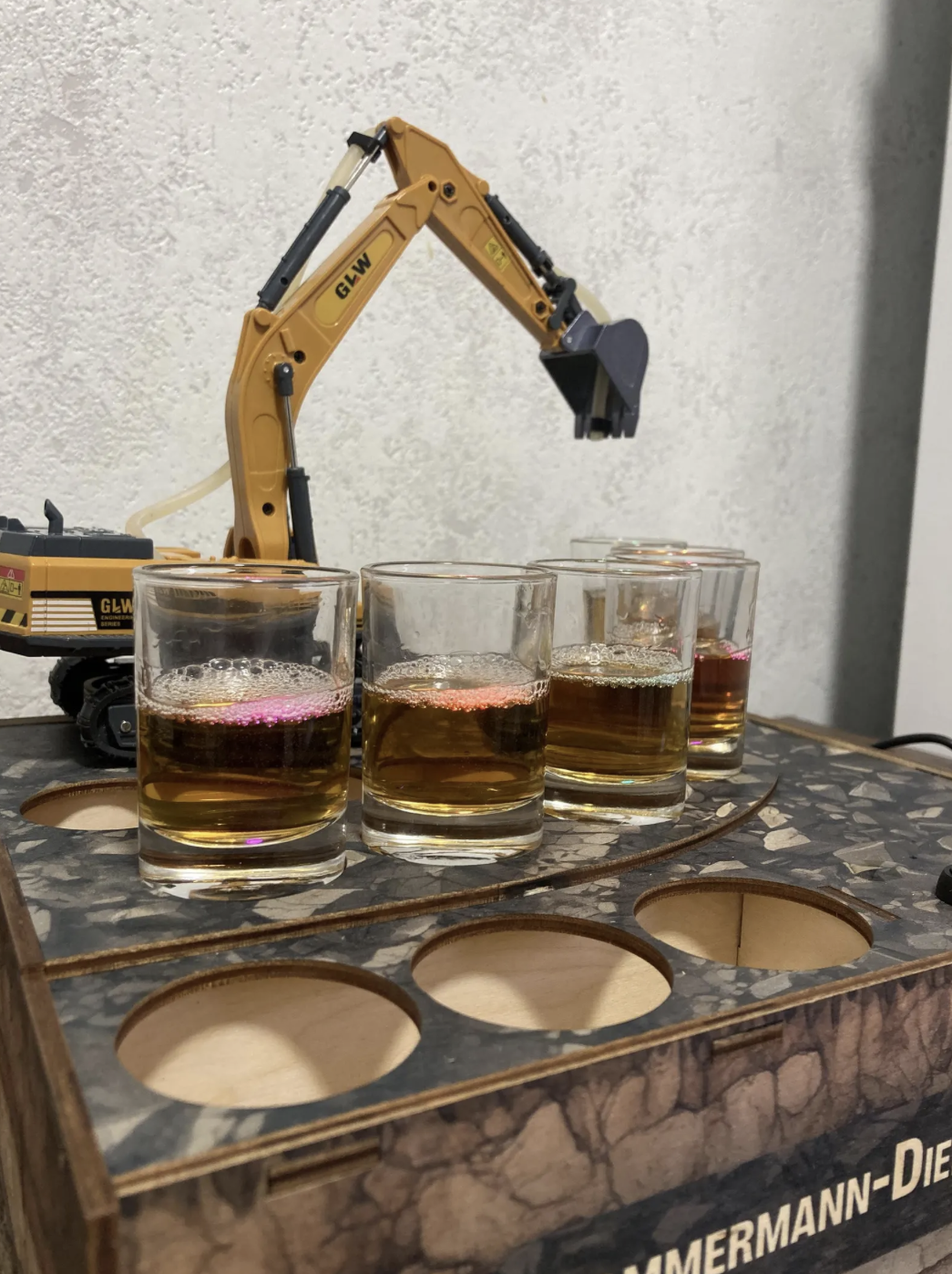Dispensador de Whisky con Forma de Excavadora — vista 2