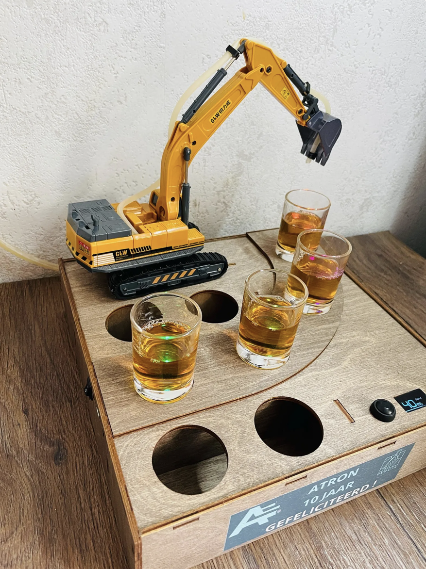 Dispensador de Whisky con Forma de Excavadora — vista 3