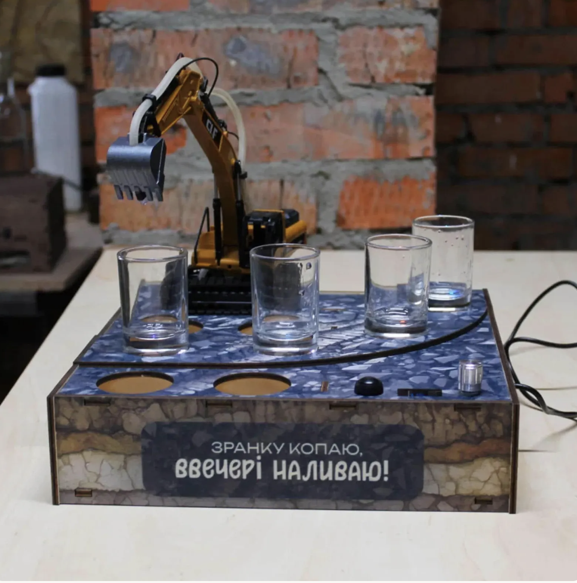 Dispensador de Whisky con Forma de Excavadora — vista 4