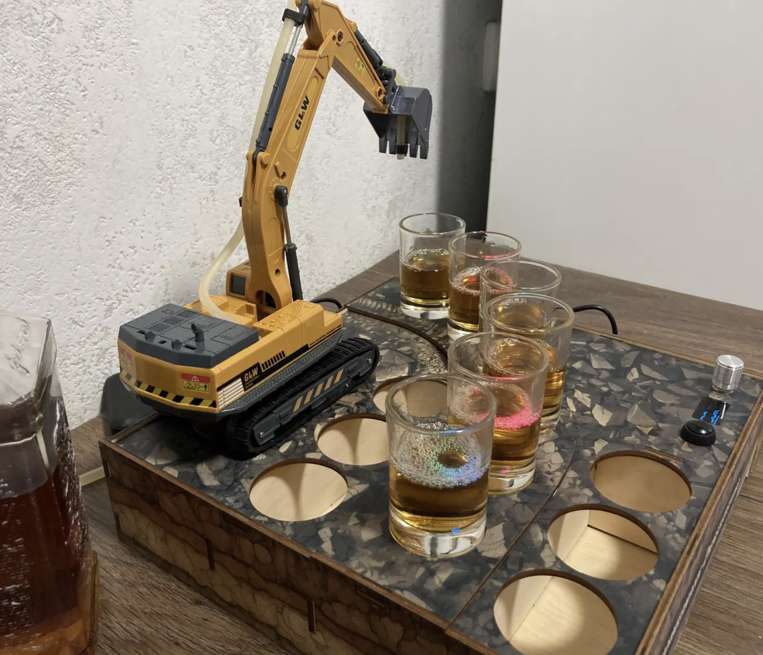 Dispensador de Whisky con Forma de Excavadora — vista 6