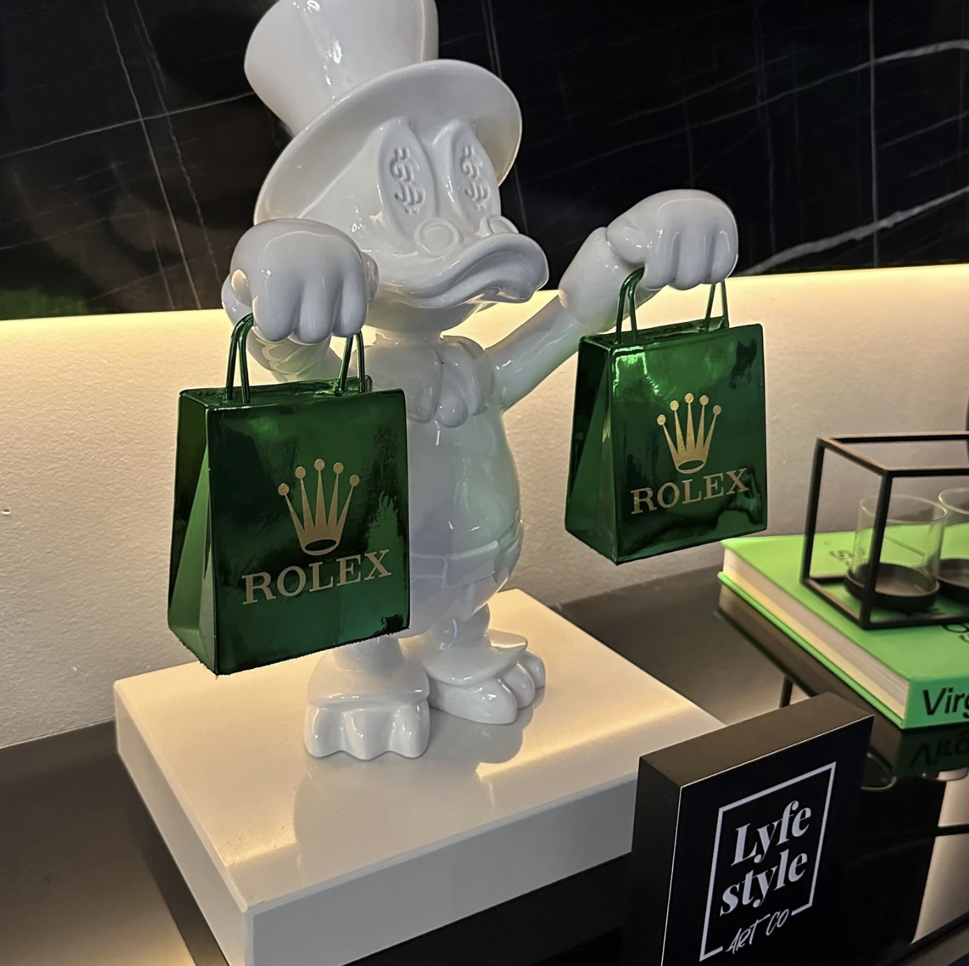 Escultura de Pato de Resina — vista 4
