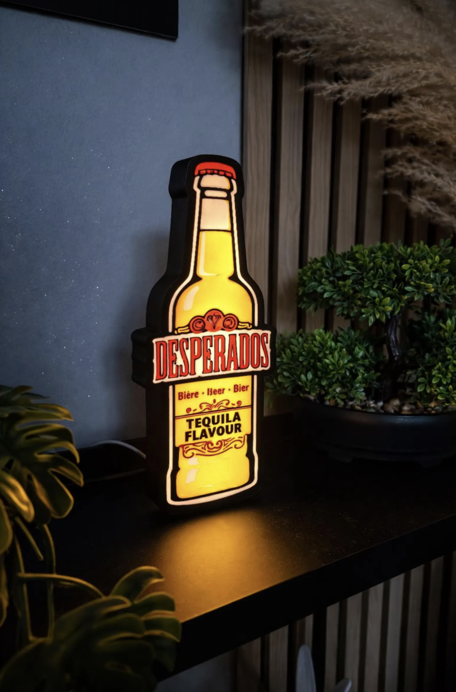 Lámpara decorativa con forma de botella de Desperados encendida