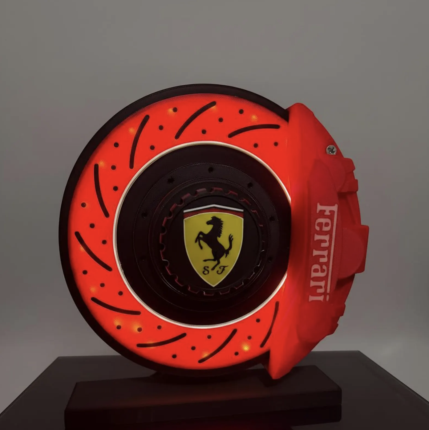 Lámpara LED Ferrari con forma de disco de freno y pinza roja