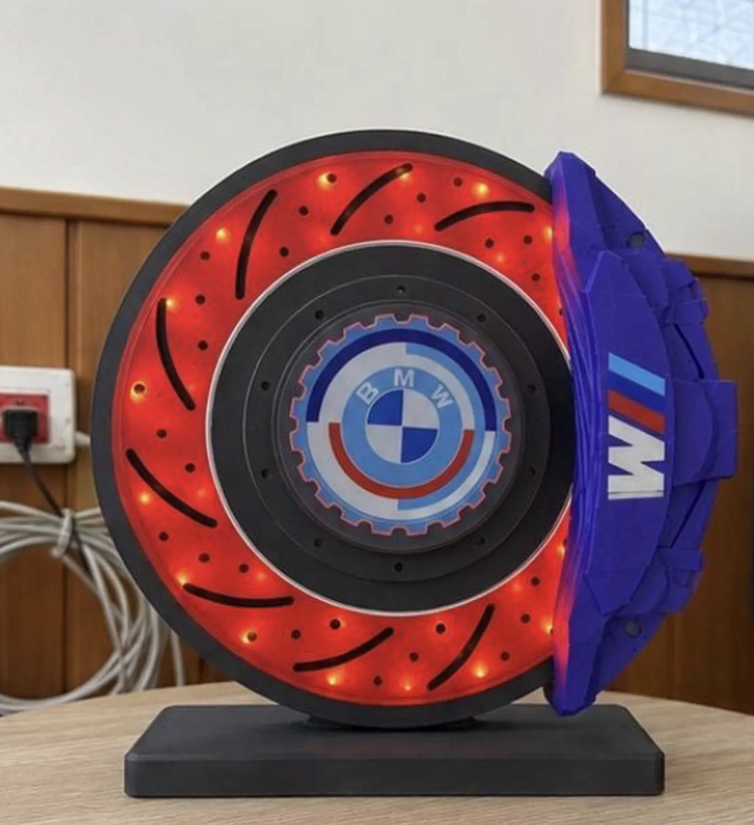 Lámpara LED BMW M con forma de pinza de freno azul y disco rojo