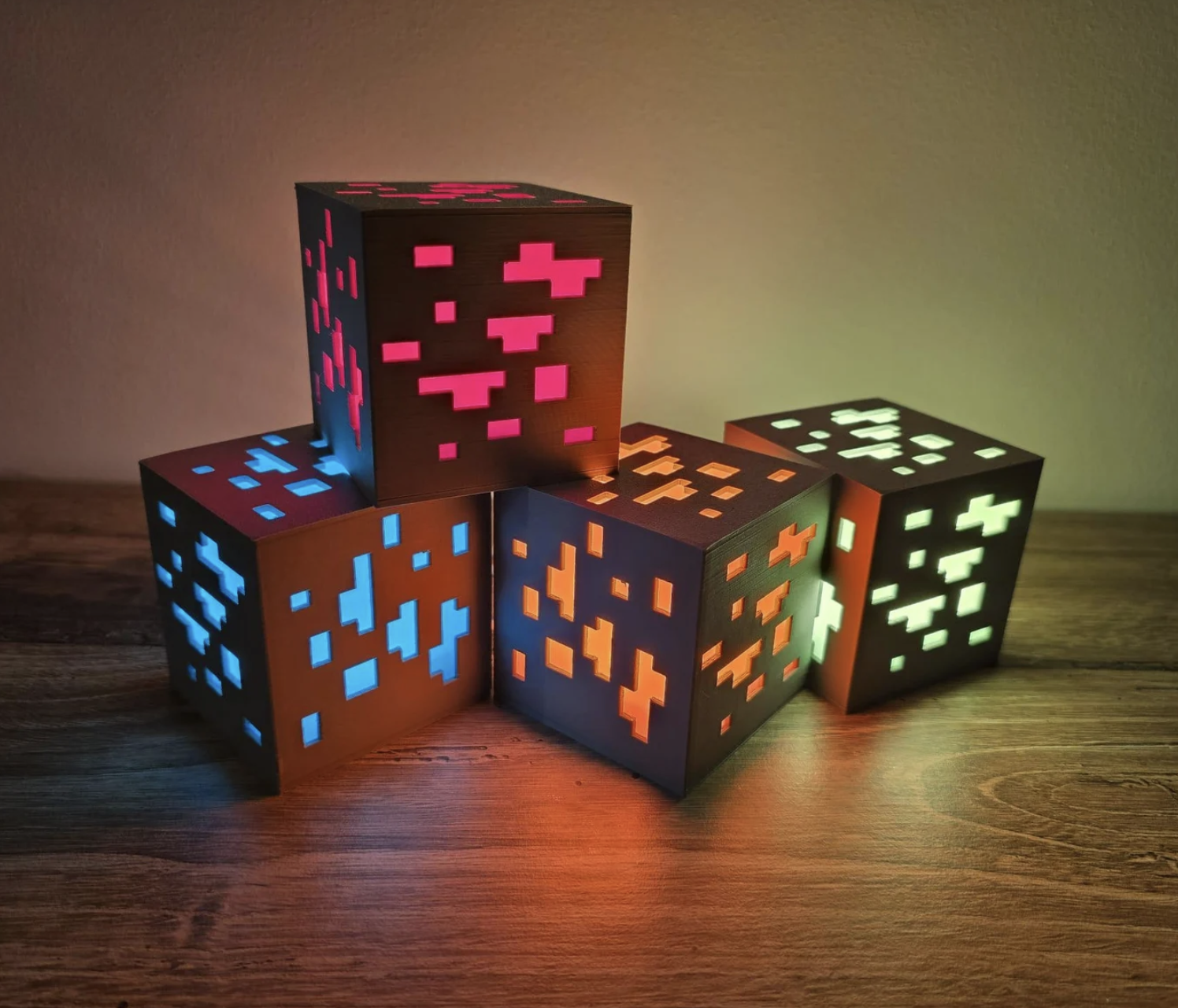 Lámpara de bloque de mineral impresa en 3D iluminada