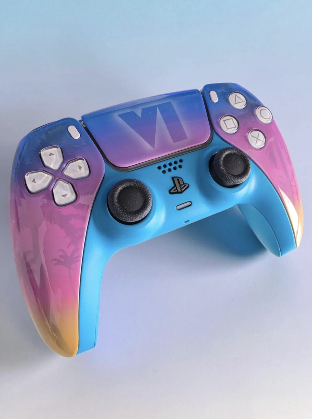 Mando DualSense GTA personalizado con diseño de palmeras y colores degradados