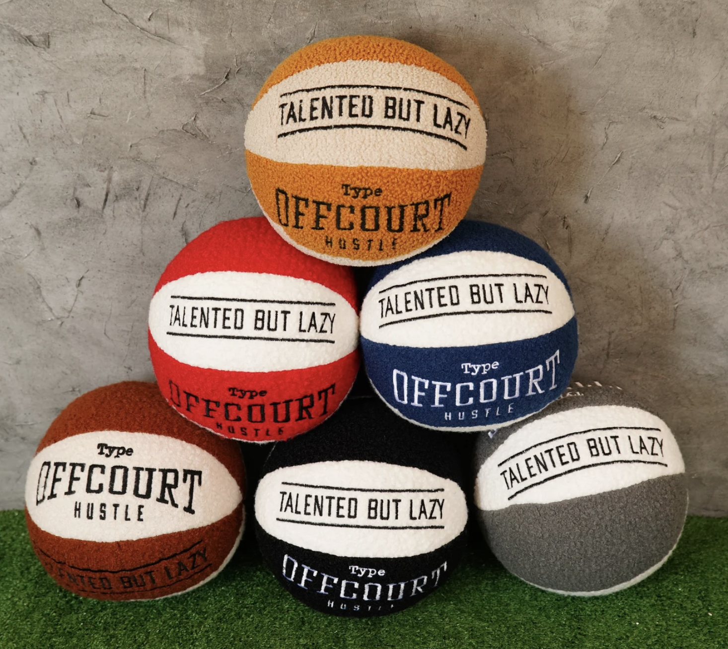 Cojín con forma de balón de baloncesto con texto bordado