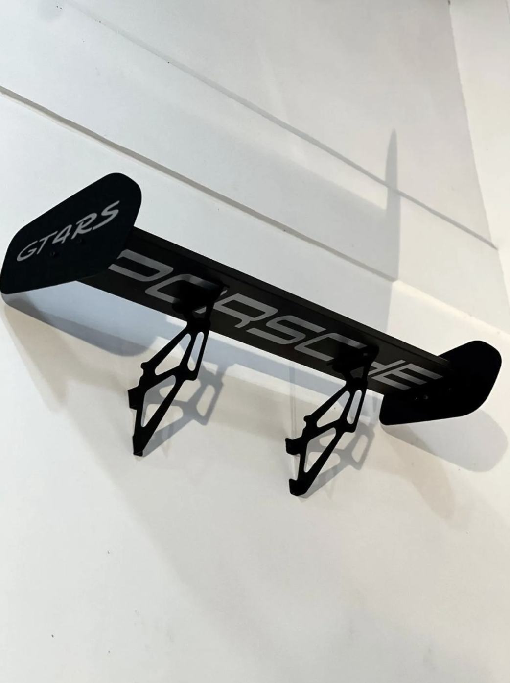 Estante de pared negro con forma de alerón trasero GT4 RS